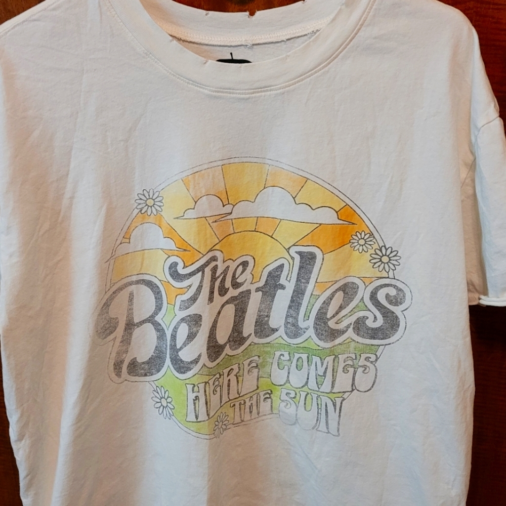 XL distressed cotton "The Beatles" concert t shirt in white.